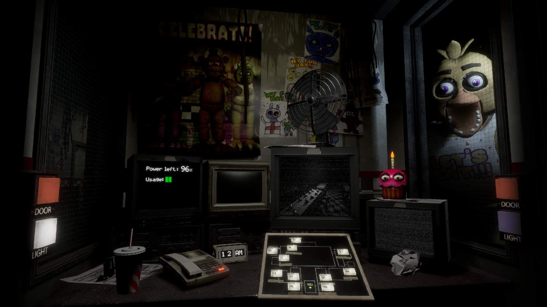 Screenshot van de control room van waaruit spelers het restaurant in Five Nights at Freddy's bewaken.